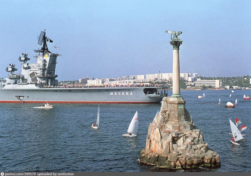 Памятник затопленным кораблям в Севастополе