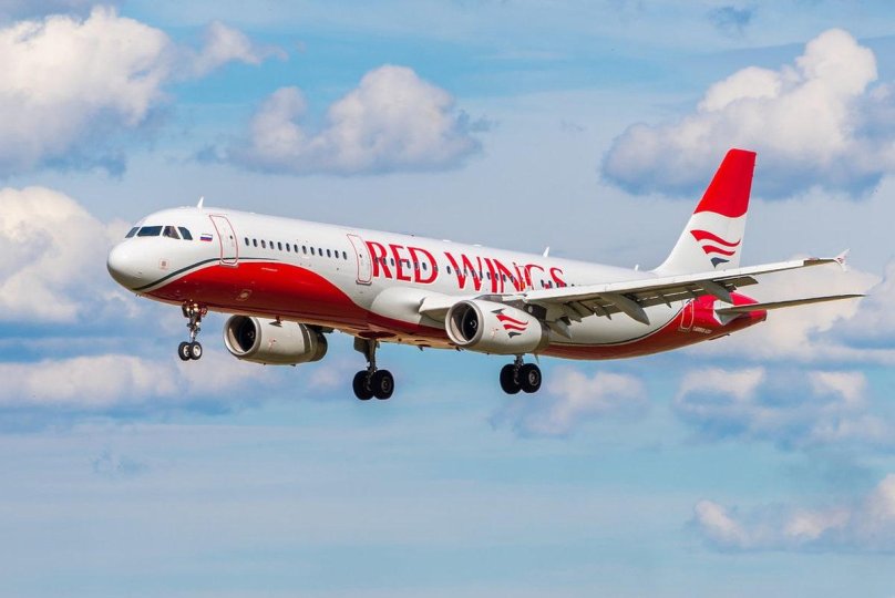 SSJ 100 Red Wings