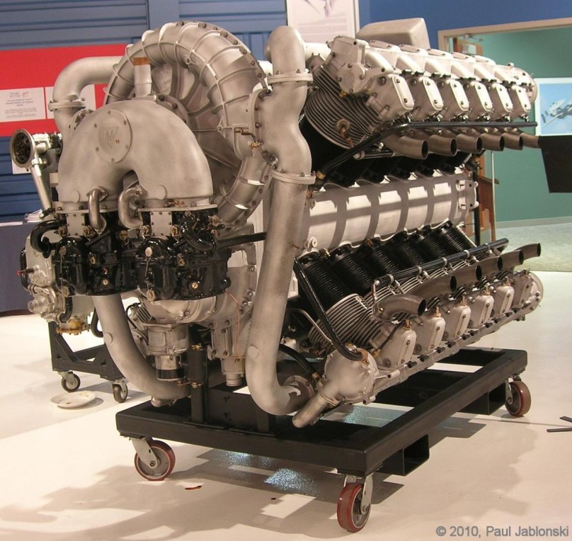 16 Цилиндровый двигатель Мерседес