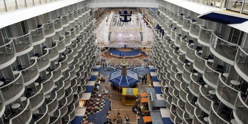 Круизный лайнер очарование морей