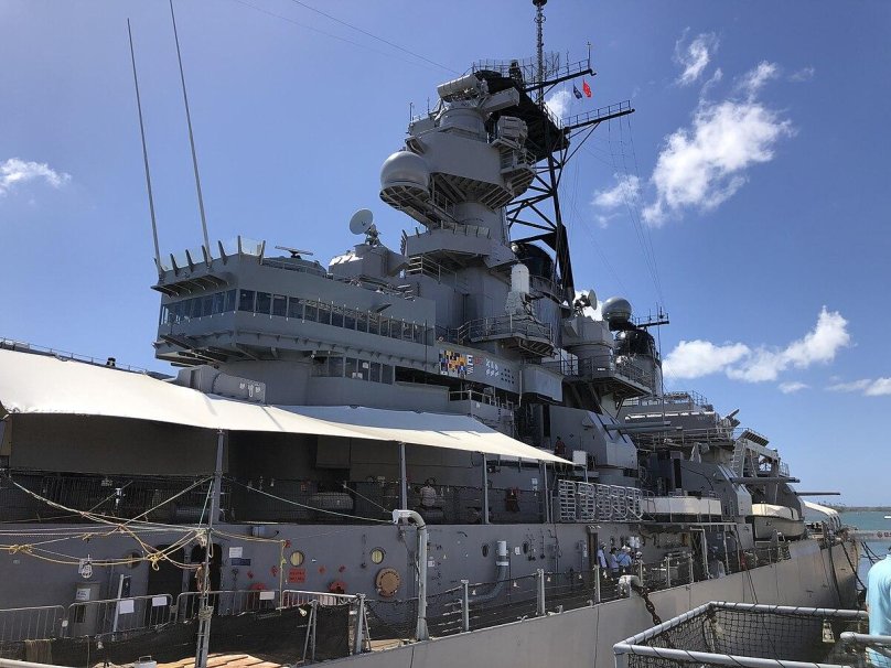 Линкор Миссури в панамском канале
