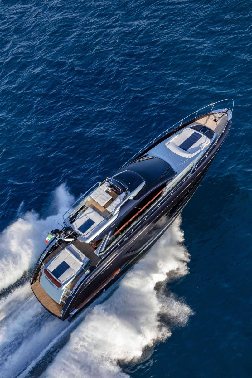 Черная яхта