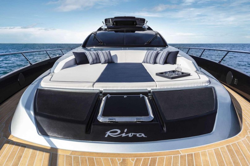 Сувенирная модель яхты Riva Ribelle 66' Regal Silver