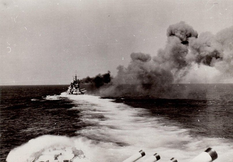 Залп итальянского линкора «Джулио Чезаре» в бою у мыса спада