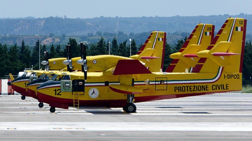 Самолету-амфибии Canadair CL-215