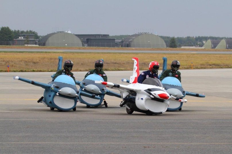 Военный парад в Латвии самолеты