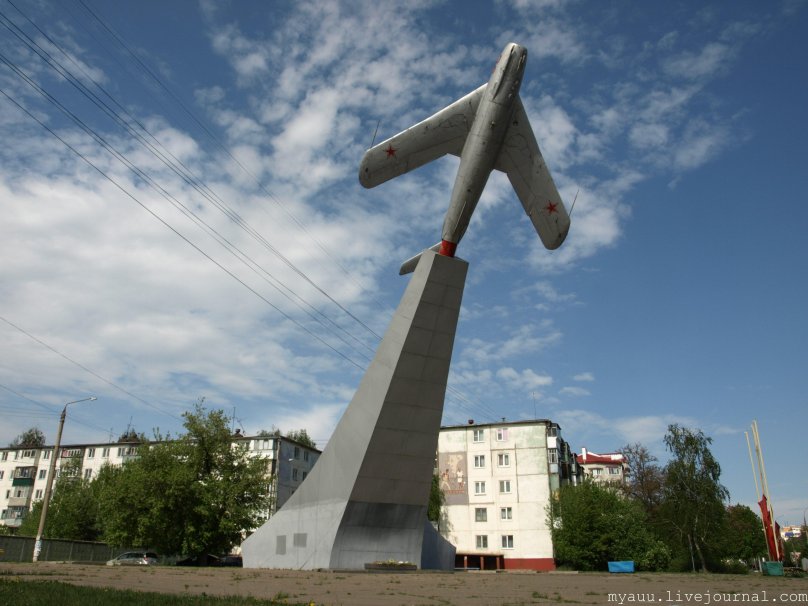 Памятник "летчикам - самолет" Орел