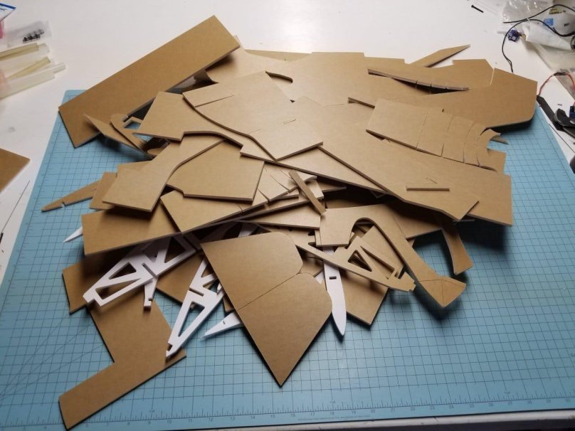 Склеивается