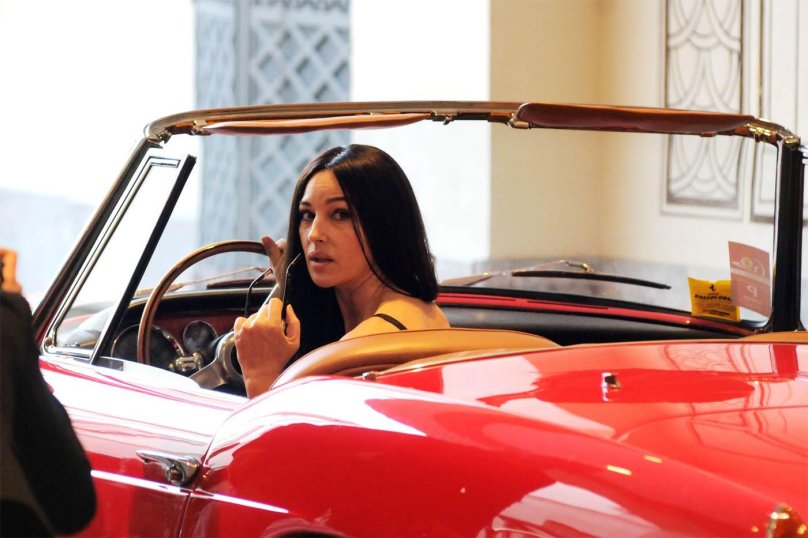 Моника Белуччи и машина