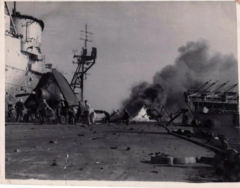 Атака камикадзе на авианосец