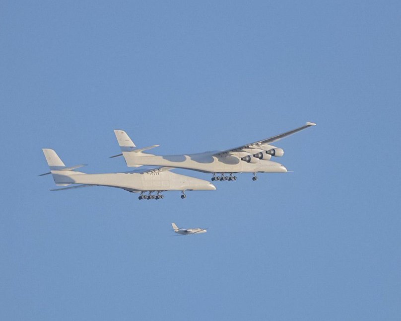Двухфюзеляжный самолет Stratolaunch