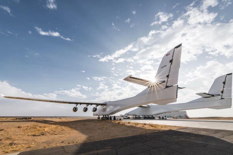 Двухфюзеляжный самолет Stratolaunch