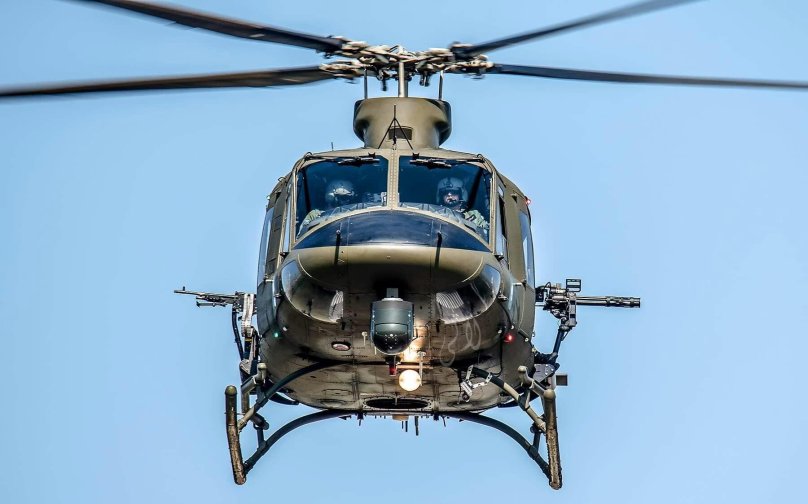 Белл 412 вертолет спереди