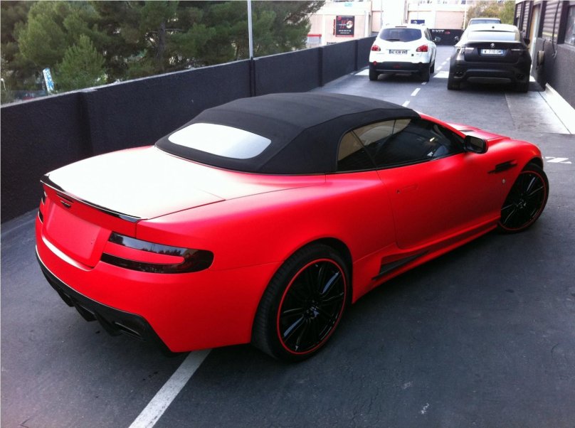 Aston Martin DBS v12 красный с жёлтыми дисками