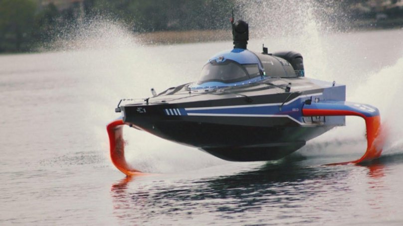 Лодка с крыльями и мотором