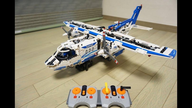 Конструктор LEGO Technic 42025 грузовой самолет