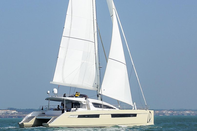 Катамаран и пальмы