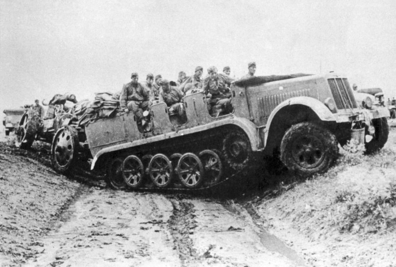Немецкий полугусеничный тягач SD KFZ 7