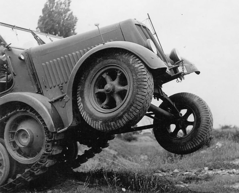 Полугусеничный тягач SD KFZ 7