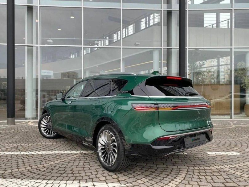 Yohan free автомобиль зеленый