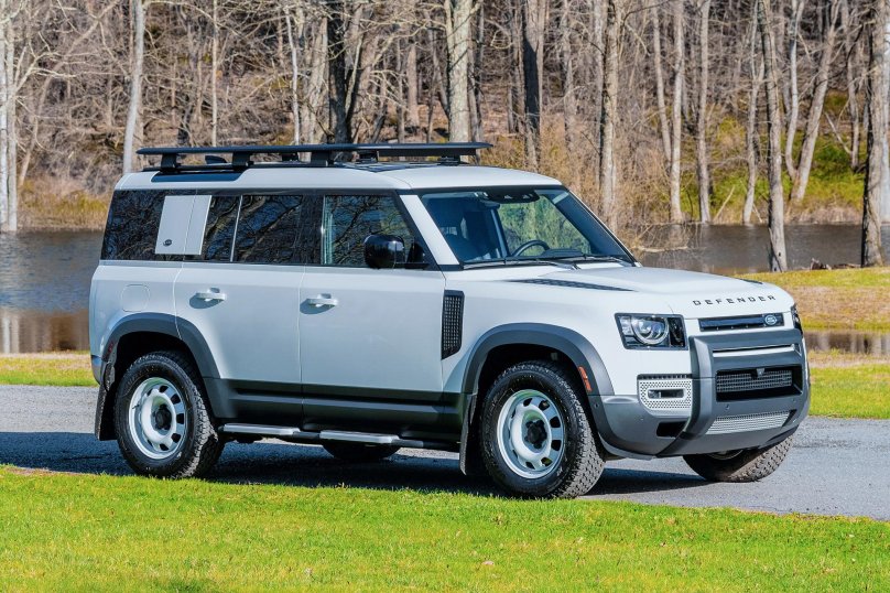Ленд Ровер Дефендер 2023 года