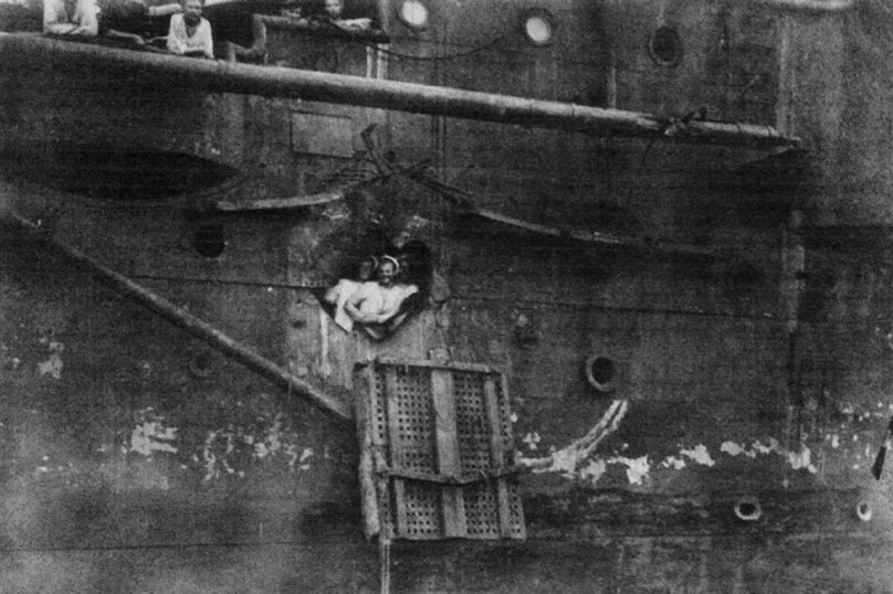 Крейсер Аврора после Цусимского сражения