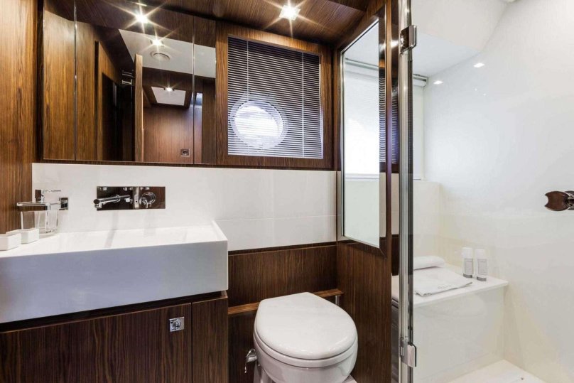 Яхта Рива 88 Домино