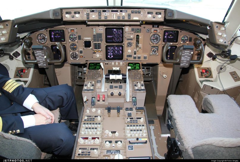 Боинг 757 кабина