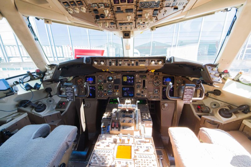 Кабина Боинг 767-400