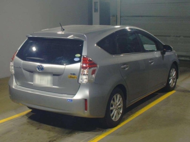 Toyota Prius Alpha 2015