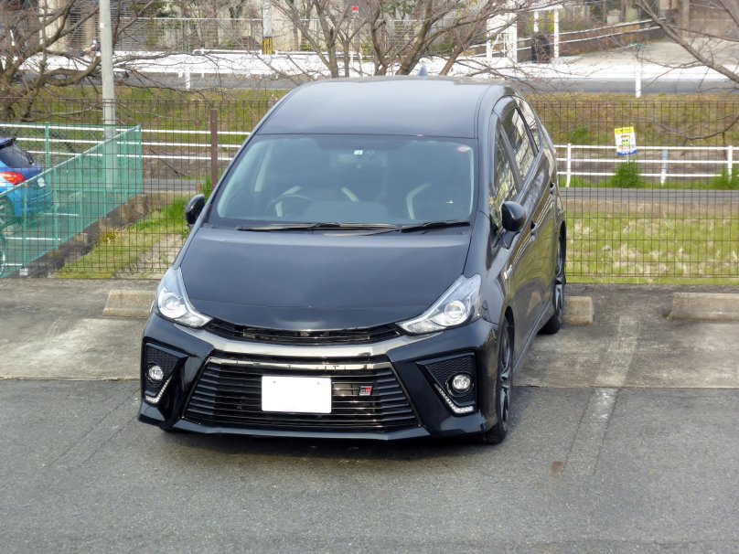 Тойота Prius gr Sport