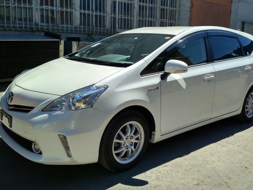 Toyota Prius Alpha 2014