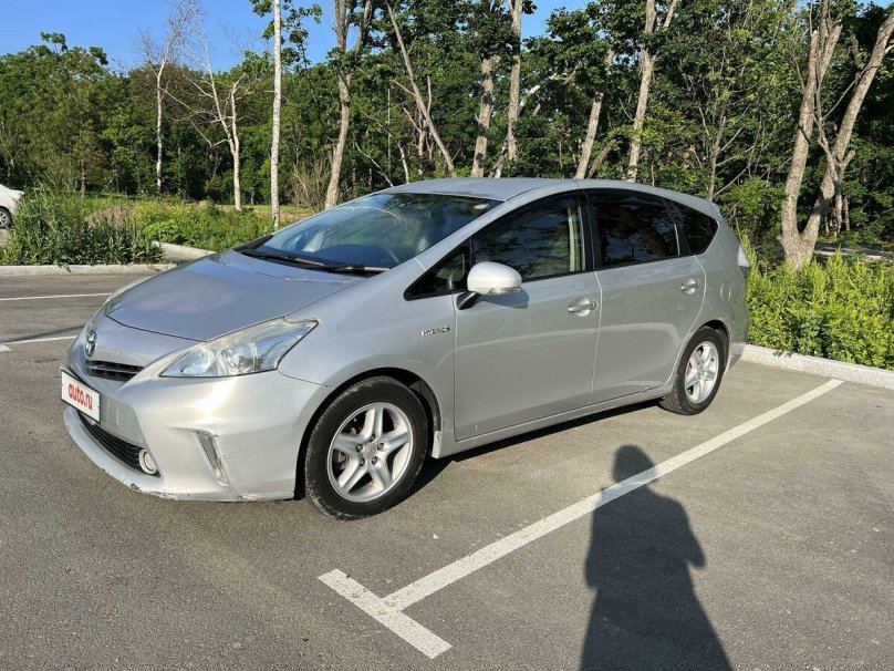 Тойота Приус Альфа серебристый