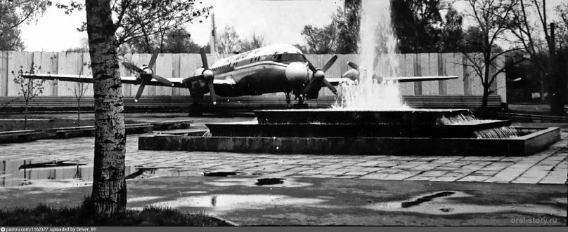 Памятник самолет в Орле