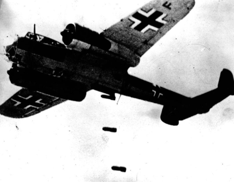 Война 1941-1945 немецкие самолеты бомбят