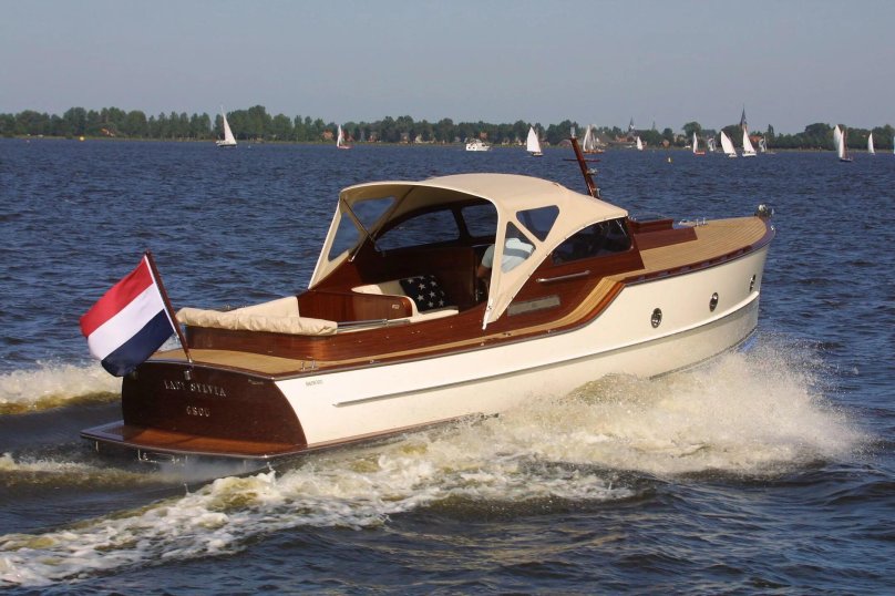 Прогулочная яхта Rapsody