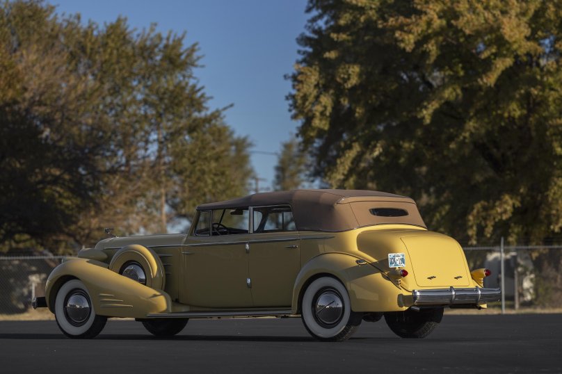 Cadillac v16 Imperial sedan 1933