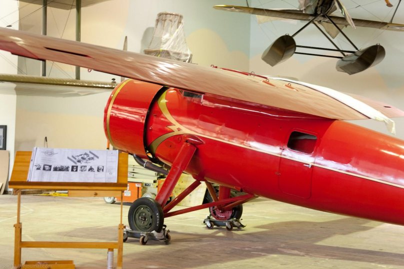 Красный Lockheed Vega 5b