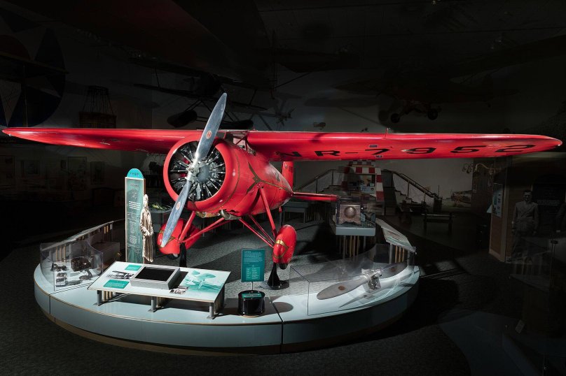 Красный Lockheed Vega 5b