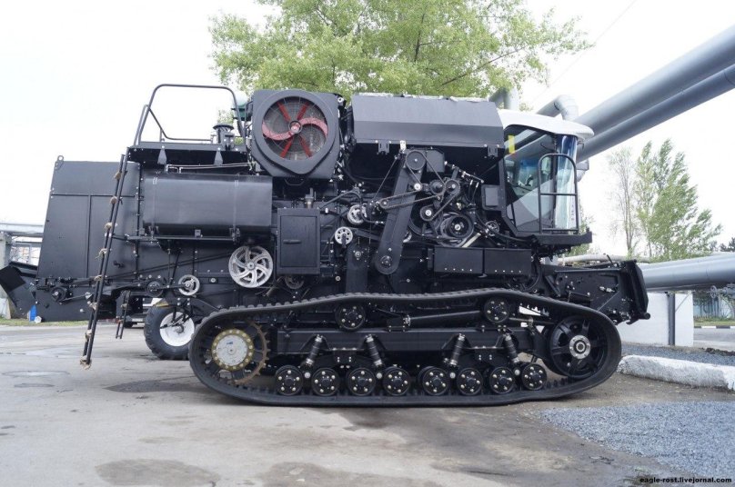 Гусеничный комбайн вектор 450