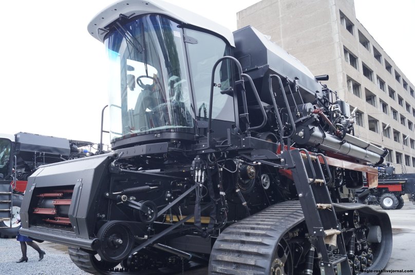 Гусеничный комбайн вектор 450