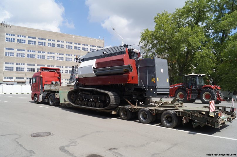 Гусеничный комбайн Ростсельмаш