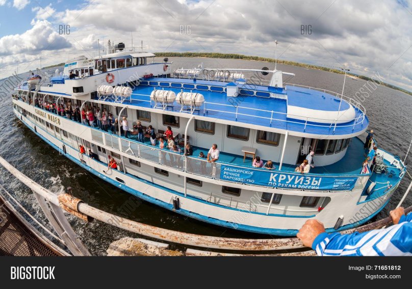 Корабль пришвартованный к банке