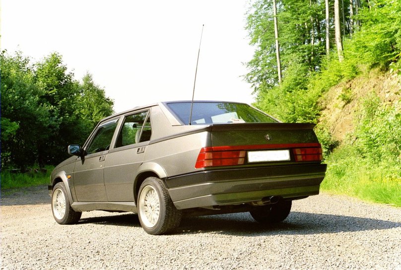 Alfa Romeo 75 (162b)