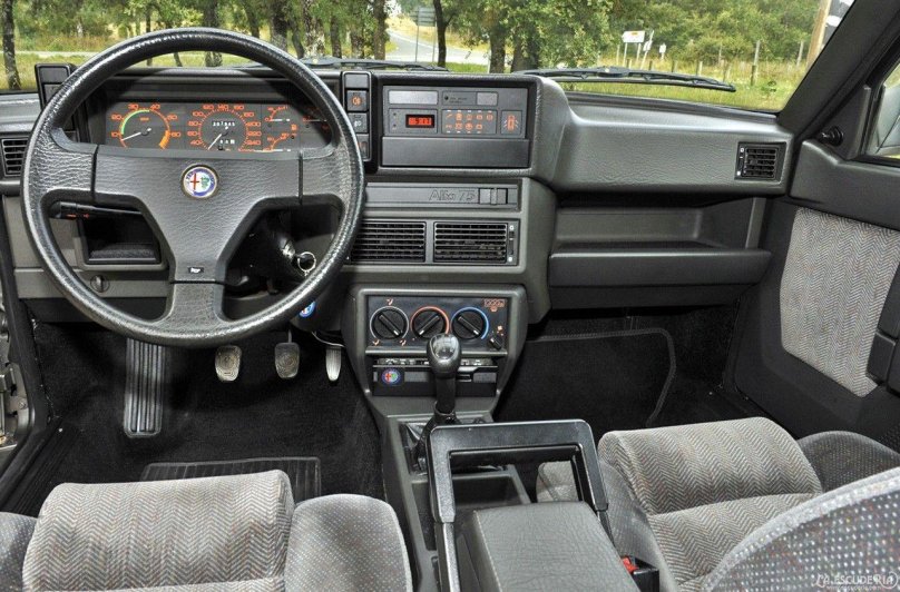 Alfa Romeo 75 салон