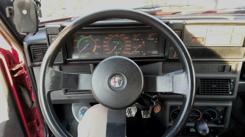 Alfa Romeo 75 салон