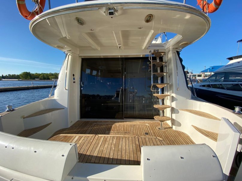 Яхта Carver 60