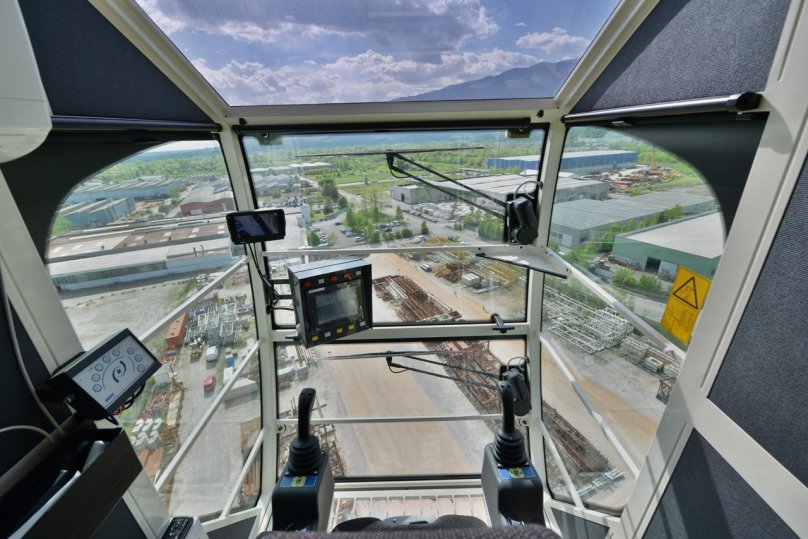 Кабина крана Liebherr изнутри