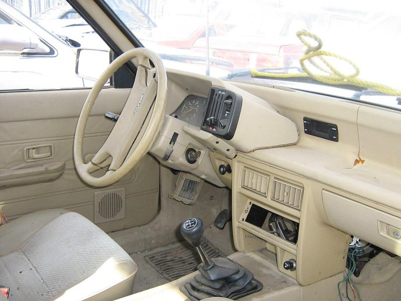 Hyundai Pony 1975 салон