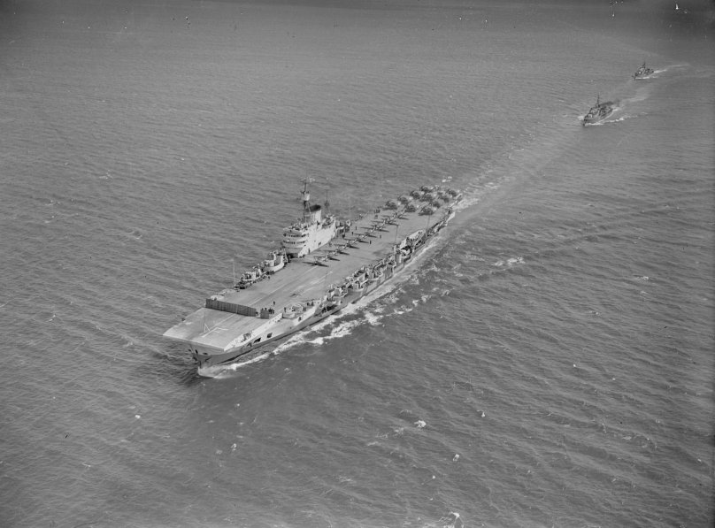 Индефатигебл авианосец